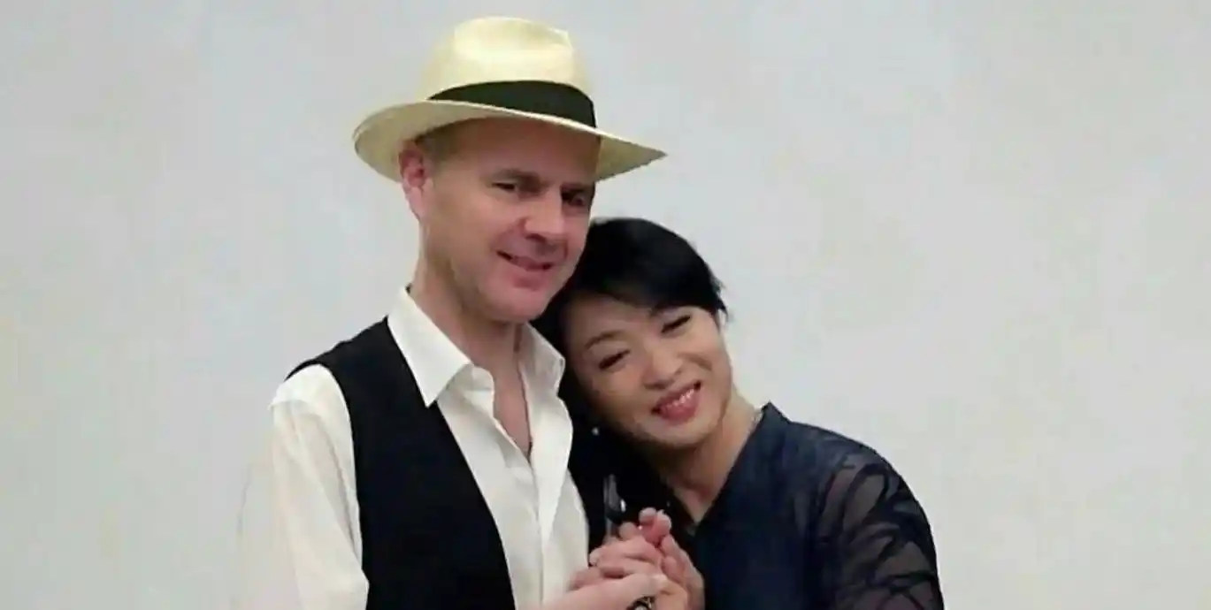 金星忙完准备就寝,当她躺上床时,一旁的汉斯突然将手伸进她被窝_好感