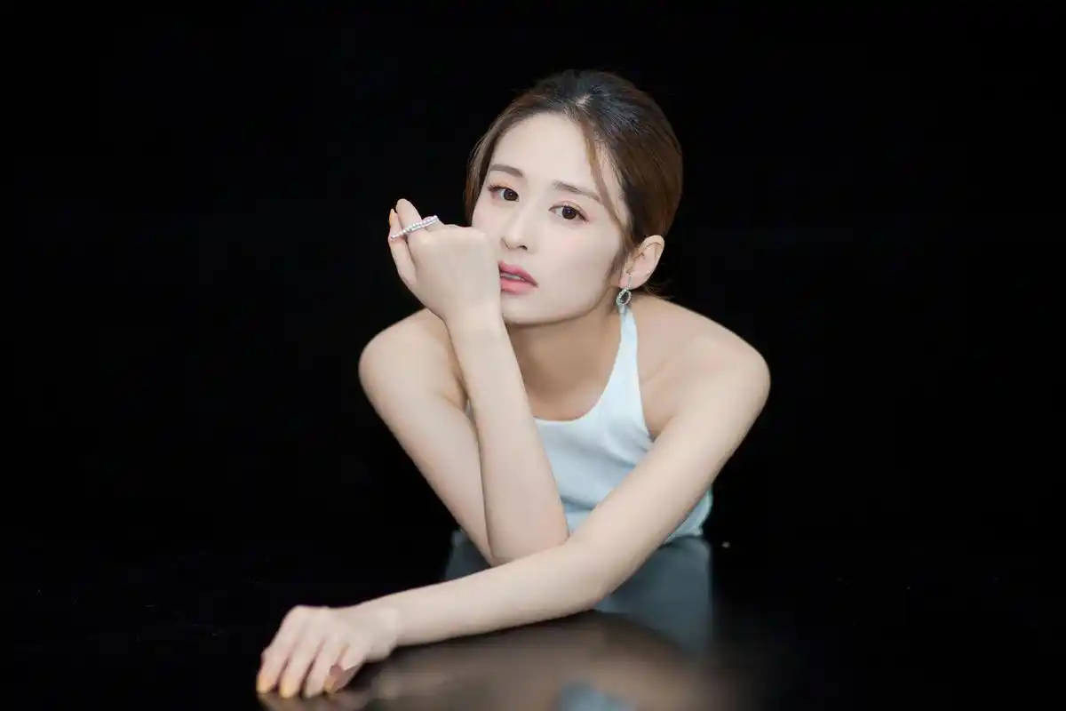 美兔颖儿现身上海出席小熊故事品牌代言发布会,一袭白裙温柔优雅,举手