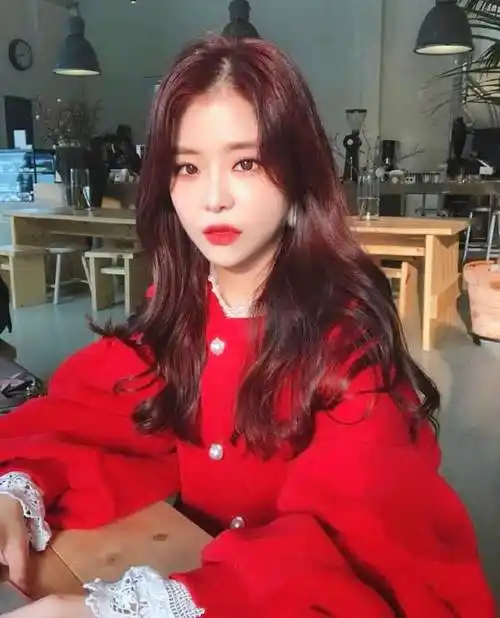 红色的头发适合年轻女生吗?有什么推荐?