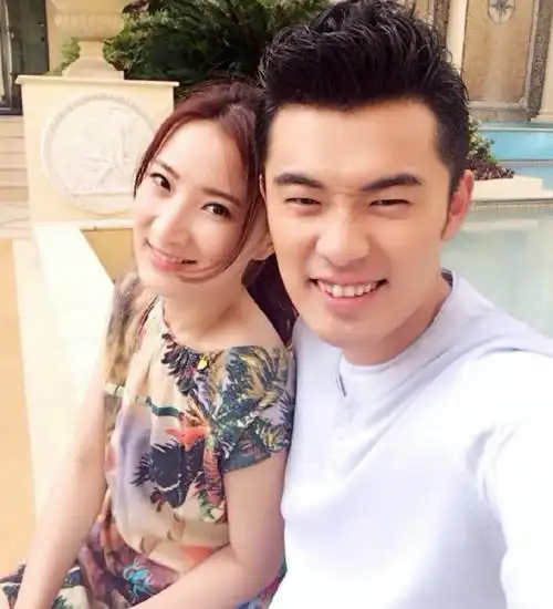 陈赫全家游香港,恐高被两个女儿嘲笑,二婚老婆张子萱全程没露脸