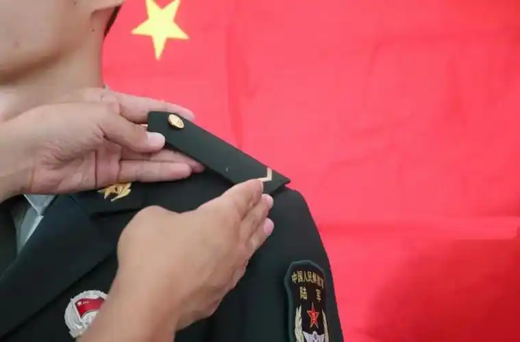 内心有的只有荣耀与骄傲从一名地方青年成为国家的守护者口中呼出军人