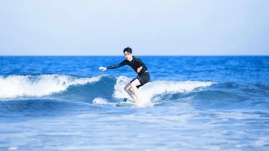 王一博冲浪清爽帅气写真,图片,壁纸-桌酷