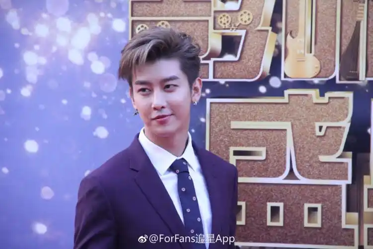 可以很嘻哈![小黄人高兴] 和#uniq周艺轩#一同期待今晚的盛典吧~!