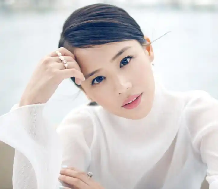 马思纯的家世显赫,妈妈名为蒋雯娟,她除了是马思纯的经纪人,也是