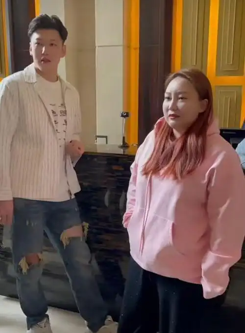 网红沈曼新公司开业,身材圆润双下巴明显,近照撞脸刘大美人