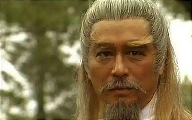 《射雕英雄传》中,丘处机的武功很菜吗?前十毫无压力