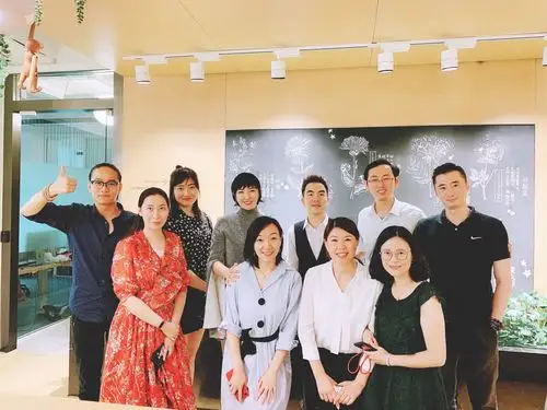 和小兵牧师一起合影