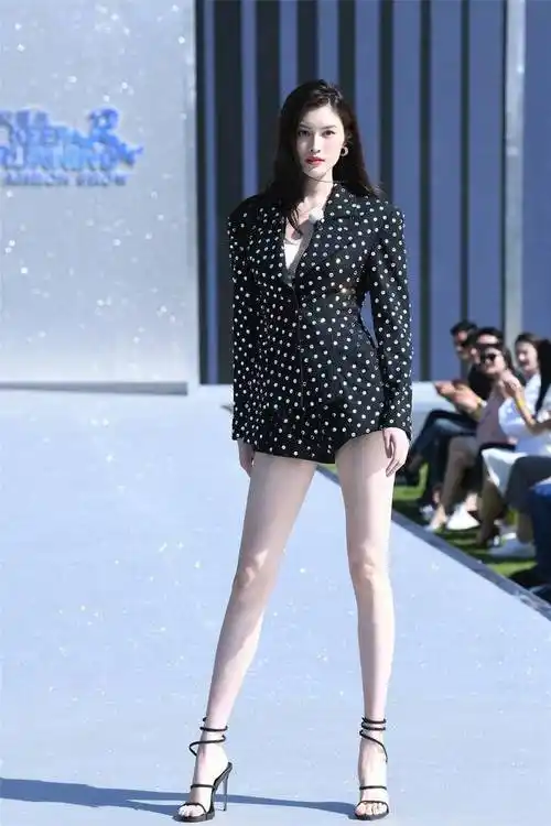 《奔跑吧》时装周即将上演"不寻常"大秀 何穗大长腿吓坏跑男们
