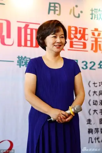 鞠萍亮相新书签售会蓝裙优雅 与读者互动笑容慈祥