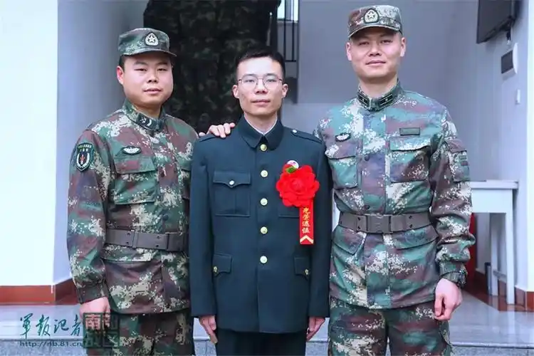 火箭军某部宣布士兵退役命令_杨白冰