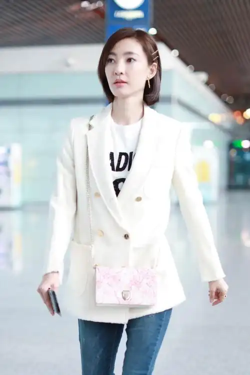 王丽坤身高,王丽坤身高体重多少(白色西装配牛仔裤简约高级)