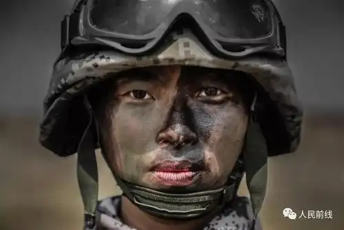 却也雕刻出军营木兰 坚毅的眼神,坚定的步伐 磨练出坚强的意志,高贵的