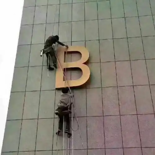 1,我刚刚打电话问朋友在干啥呢?  他说:在外面装b.我不信!