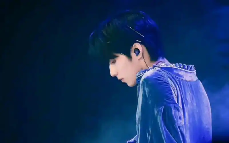 又宽又直的刘耀文肩膀 不愧是太平洋直角肩