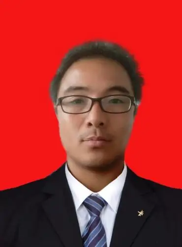 求大神ps一张红底正装的照片