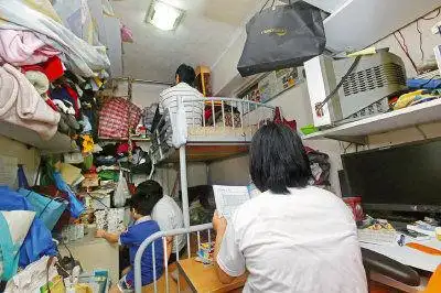 陈先生一家四口蜗居十平米分租房,与其他租户共用浴室和厨房.