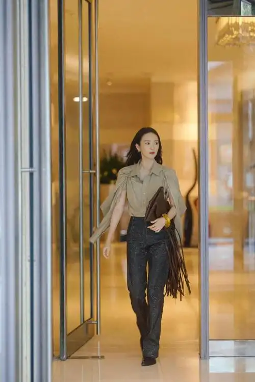 梅婷也是时尚挂穿斗篷上衣配紧身牛仔裤简约中透着高级感