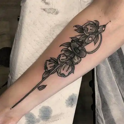 小臂黑灰击剑纹身图案