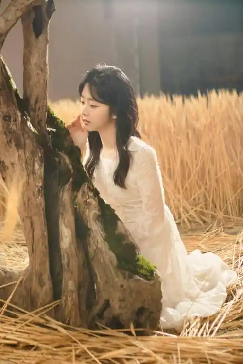 谭松韵出席金鹰奖开幕式,身穿粉色刺绣纱衣,花瓣妆浪漫又唯美_连衣裙