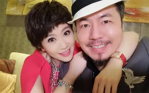 而内容则是说黄国伦在化妆间内破口大骂爱妻寇乃馨与电视台的前未婚夫