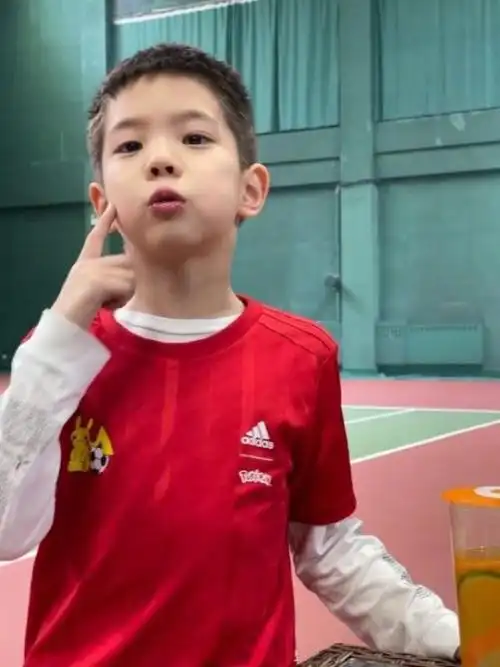 杜江携老婆儿子现身机场7岁嗯哼暴风抽高霍思燕被拍成短粗腿