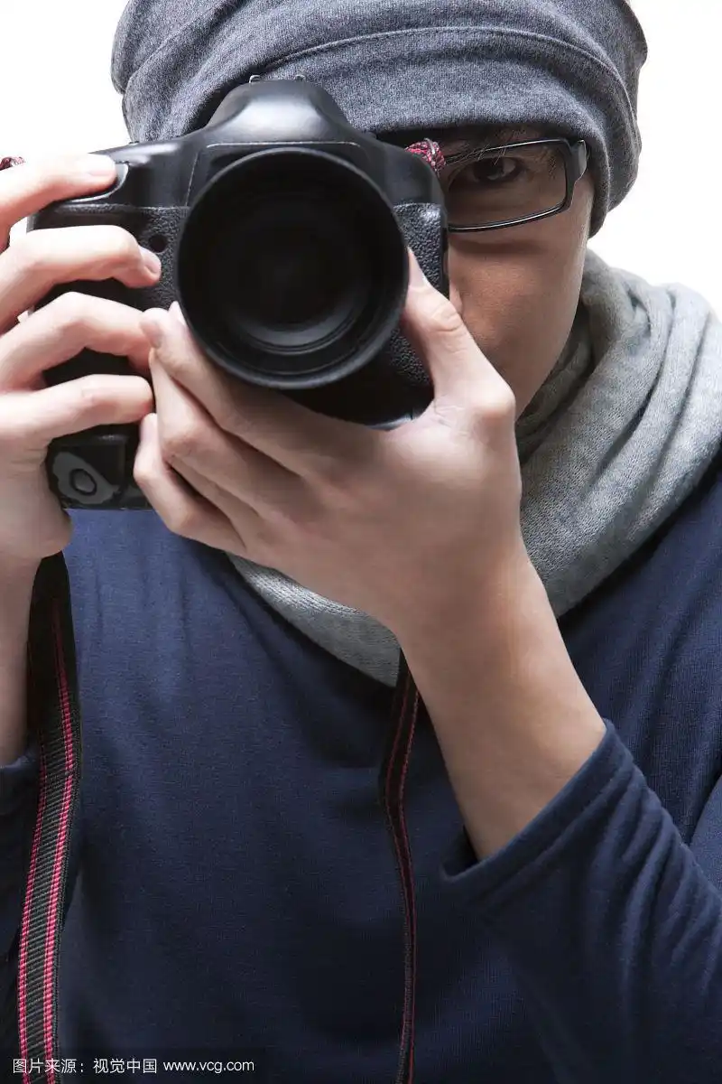 拿着相机的摄影师