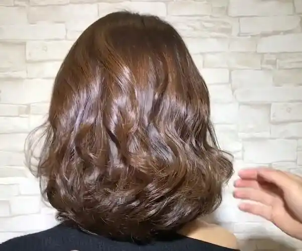 新春发型:女人25过后可以尝试烫发,齐肩木马烫搭配棕色真好看