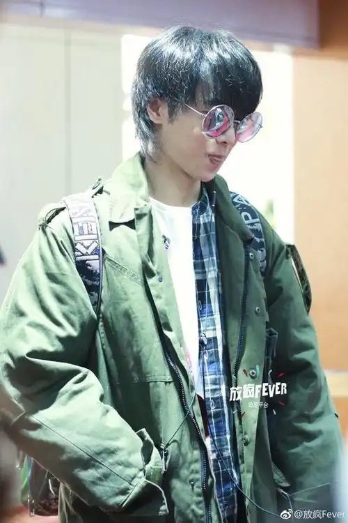 华晨宇戴墨镜现身机场面带微笑帅气十足,网友:花花头发长得真快