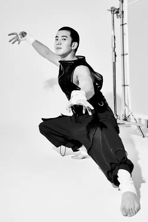 吴逸迦曝最新功夫写真_网易娱乐