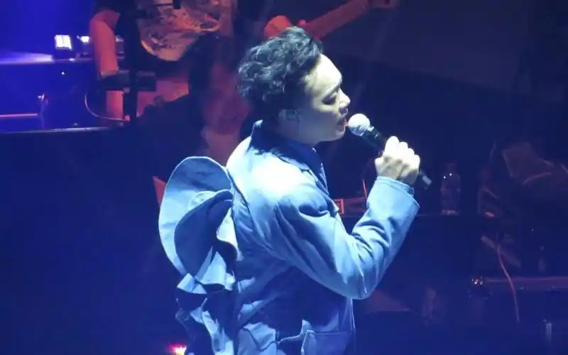 由黄伟文作词,erickwok郭伟亮作曲,陈奕迅演唱收录于专辑life