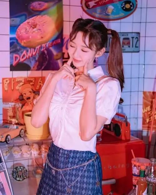 lck女主持尹秀彬晒照看看甜妹