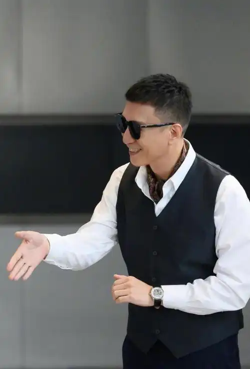 《扫黑风暴》孙红雷"大哥大"气质出众,西装搭配太有气场,真帅