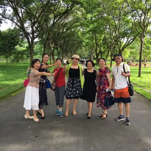 女同学合影留念