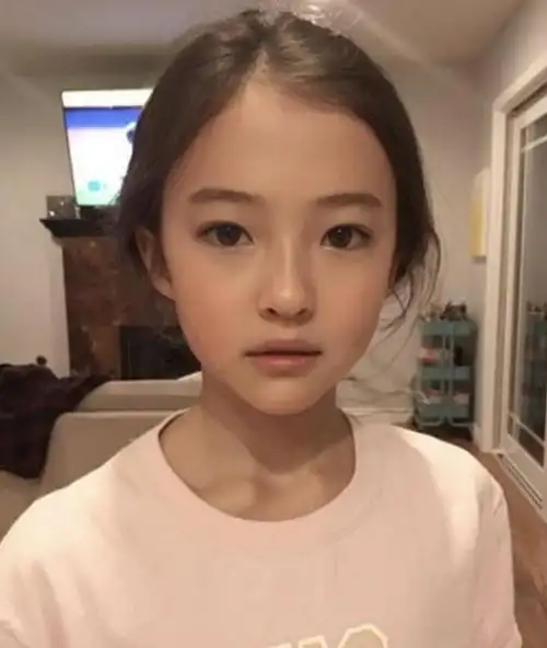 七岁女孩"颜值逆天",原来妈妈更漂亮,培养漂亮女孩要用心