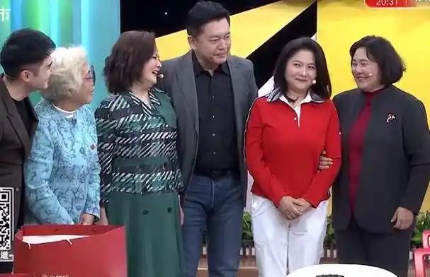 何政军与两任妻子同框被导演称美男子