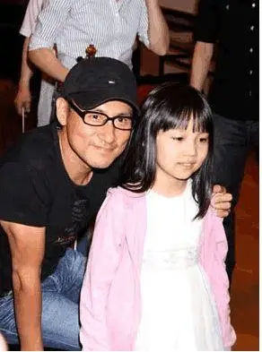 55岁张学友全家近照妻子曾经红极一时大女儿更是美过母亲