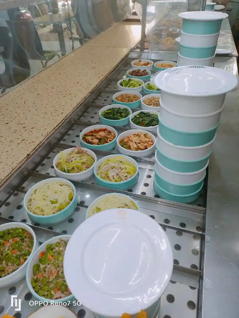 我们的自选式中式品质食材,精心烹饪,自选快餐新体验!