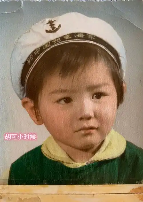 单双眼皮,眼睫毛等,很大程度上受遗传影响,但是也有孩子小时候是单