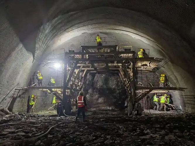 渝昆高铁川渝段大山隧道内工人正在施工.唐天文/供图