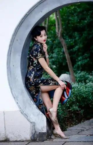 妩媚俏佳人高叉旗袍性感写真