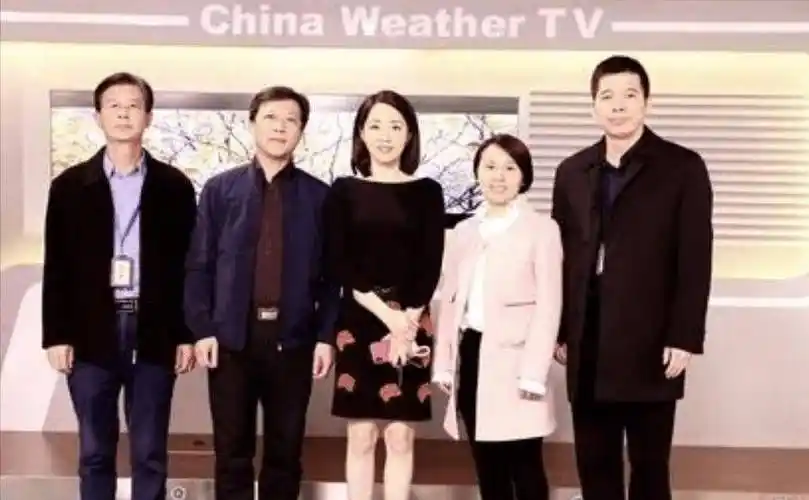 气象主播杨丹:嫁给普通丈夫,40岁生下儿子,一家三口生活幸福_佟强