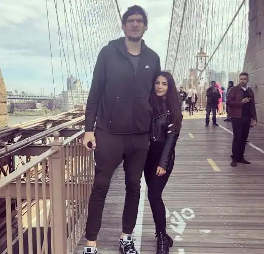 最萌身高差博班与矮70厘米妻子撒狗粮妻子超高颜值让人羡慕