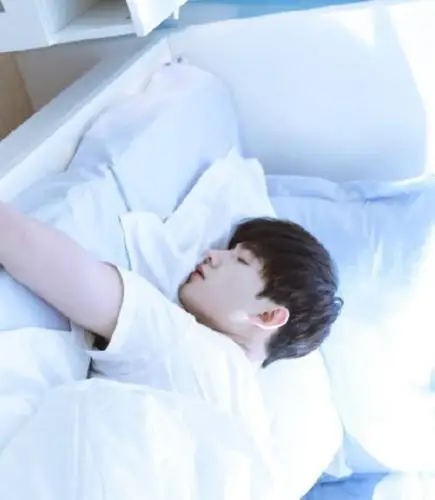 原创男星睡脸:华晨宇可爱,杨洋可爱,朱一龙帅气