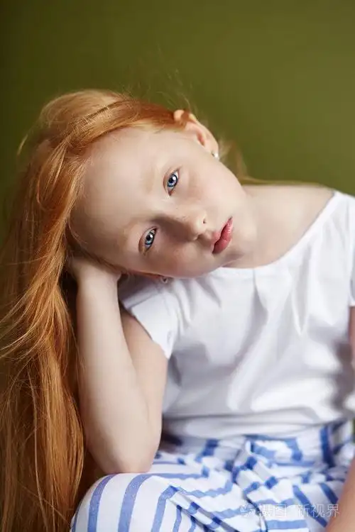 漂亮的红头发女孩,长发和漂亮的蓝色大眼睛.