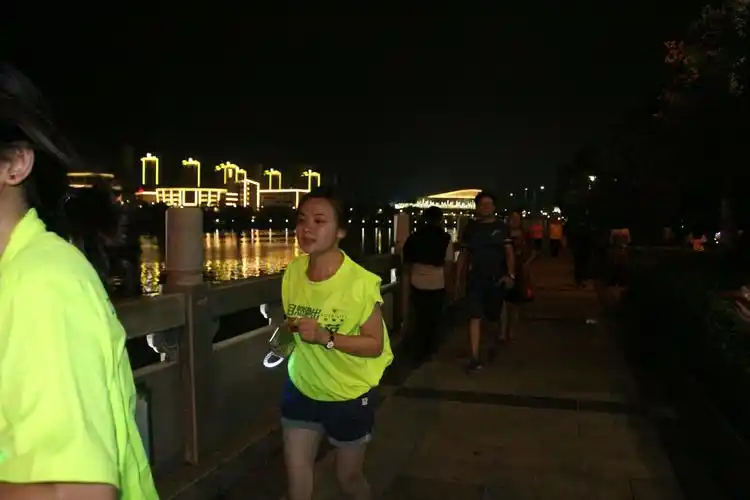 纽崔莱荧光夜跑图片集