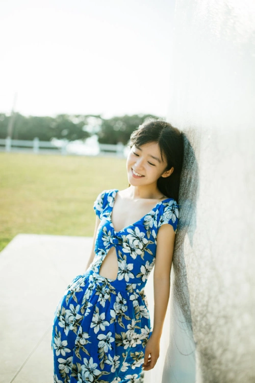 宋伊人真会穿一件蓝色印花连衣裙呈现出满满时尚感少女感十足