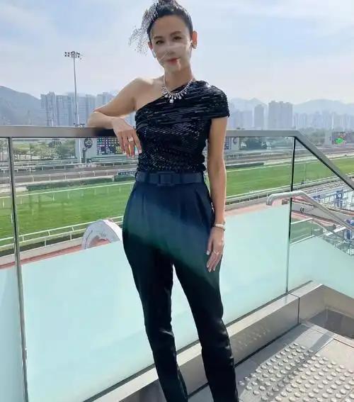 (宣萱回应王宝钏挖野菜)王宝钏挖野菜梗爆红,男女主演均回应,陈浩民被