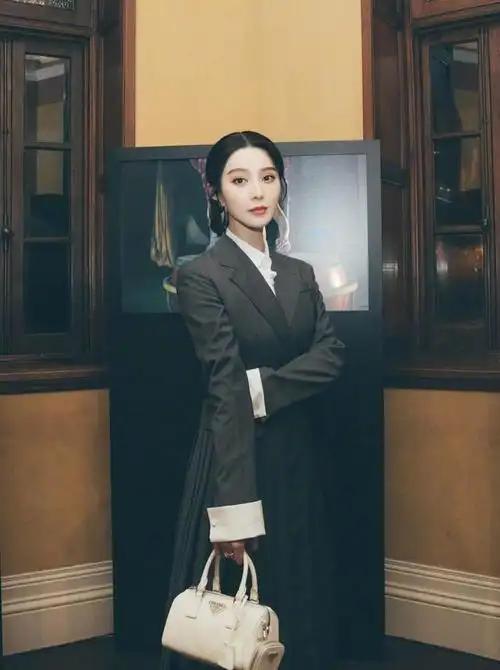 范冰冰这回真优雅到了骨子里,灰色西装裙内搭白衬衫,气质好高级