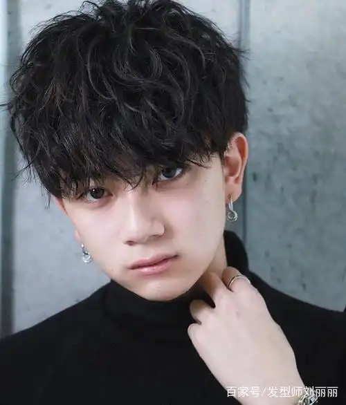 "锡纸烫"适合20多岁的男生,一种新流行,新时尚,阳光帅气!