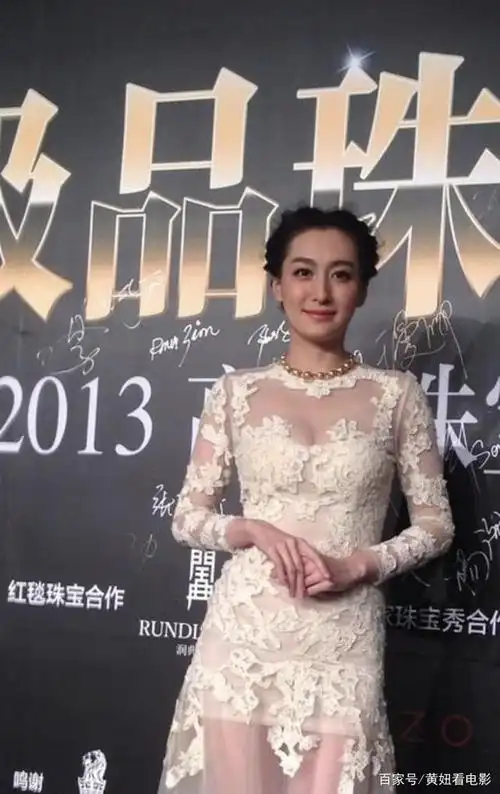 董维嘉对自己可真狠"紧致裙"勒出凹凸线条,34岁的身材真诱人